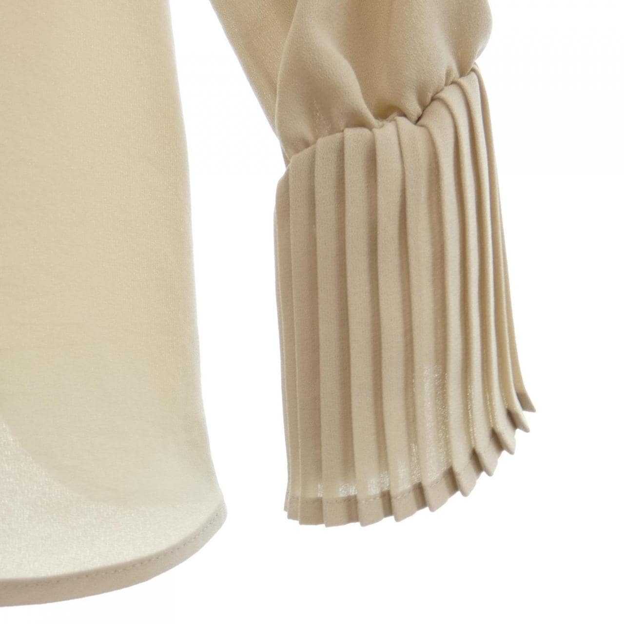 ベイジュ BEIGE. トップス
