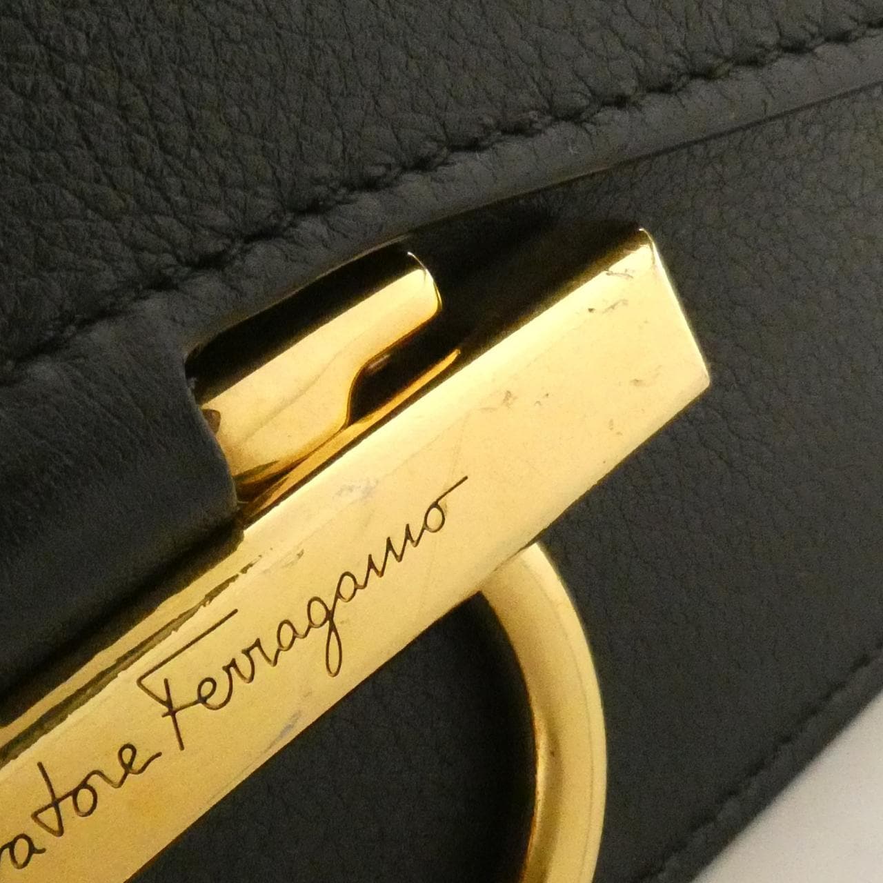 サルヴァトーレフェラガモ 21 H321 ショルダーバッグ