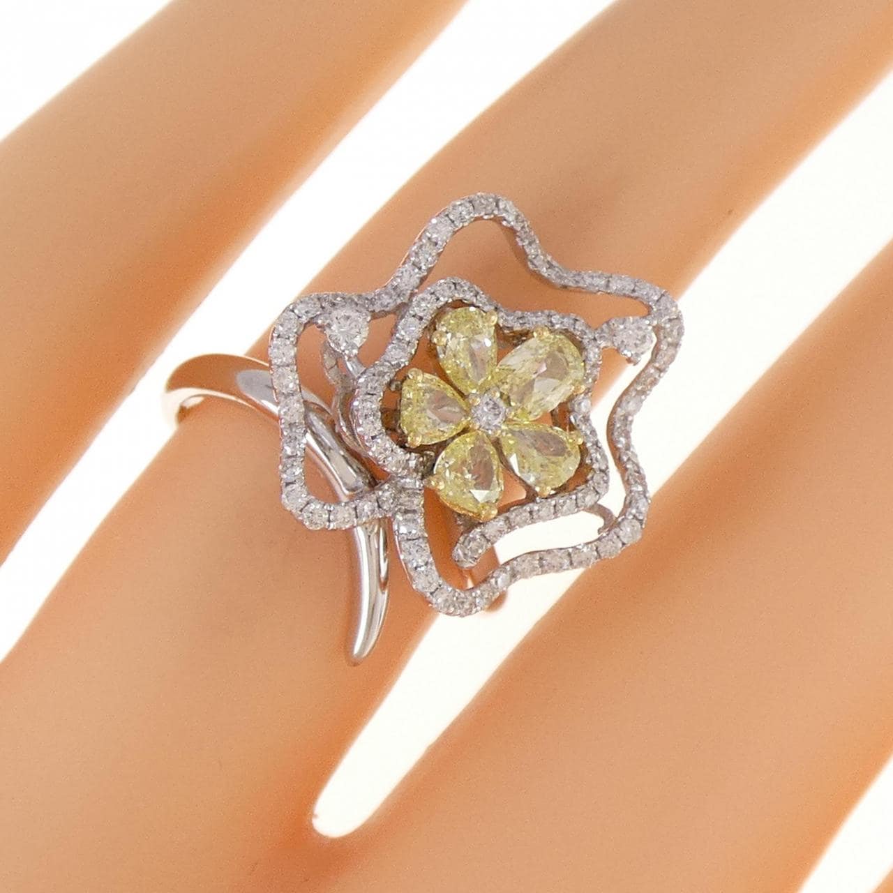 750WG/750YG Flower Diamond Ring 0.64CT