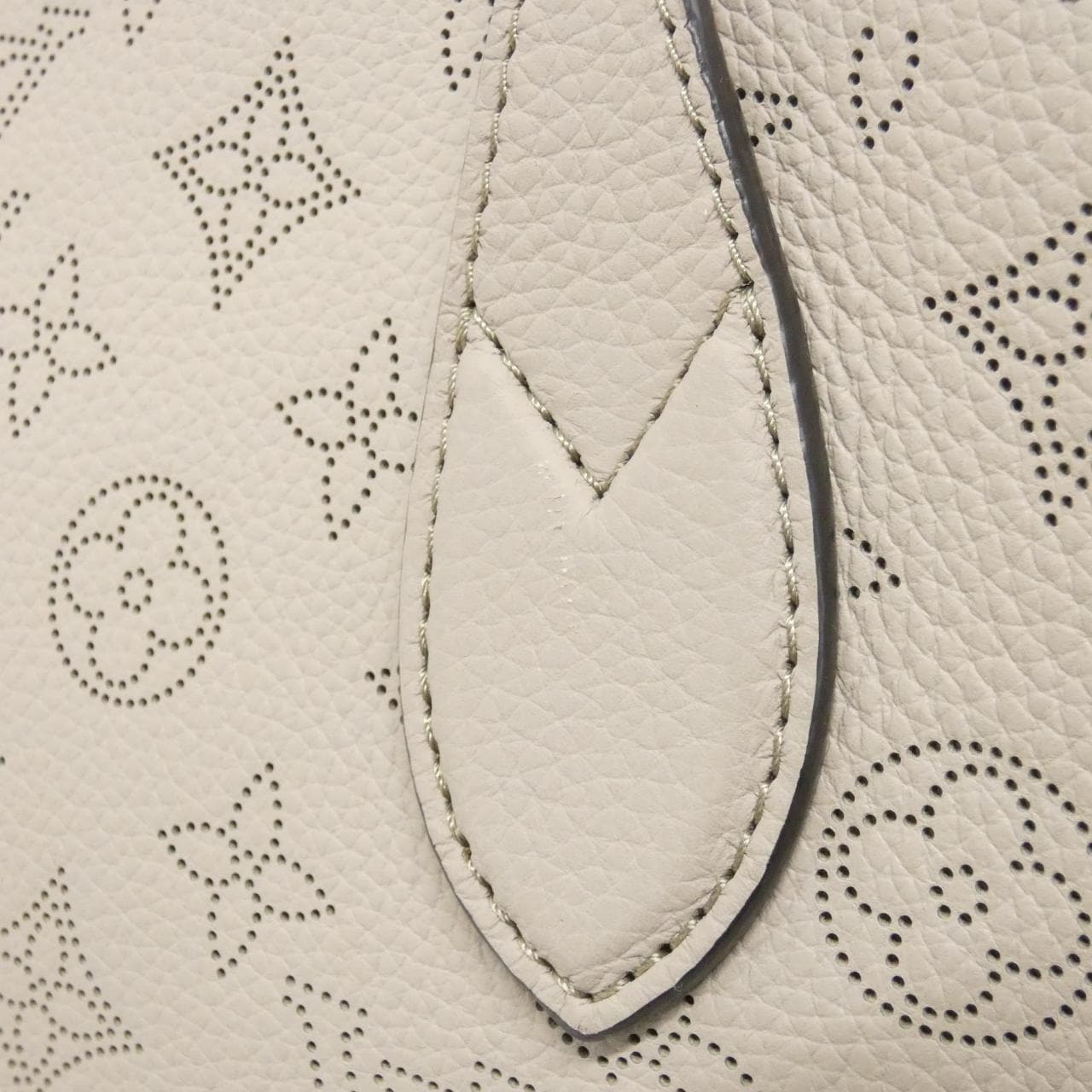 ルイヴィトン マヒナ ブロッサム MM M21852 バッグ