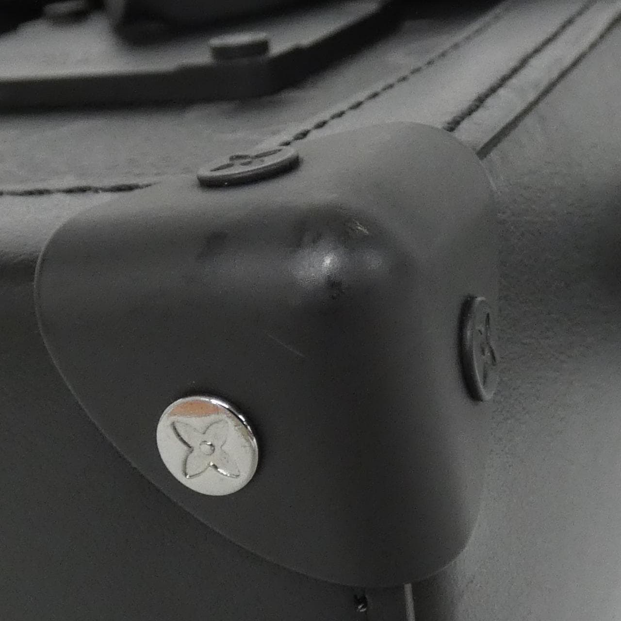 ルイヴィトン モノグラム エクリプス ヴェルティカル トランク ウエアラブル ウォレット M82077 ショルダーバッグ