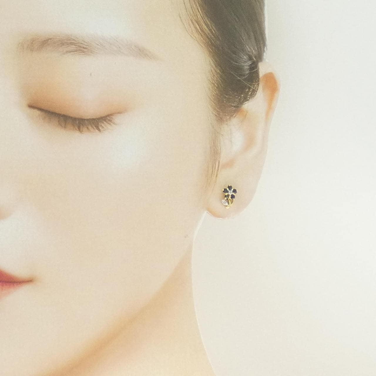 K18YG/K18WG フラワー サファイヤ ピアス 0.55CT