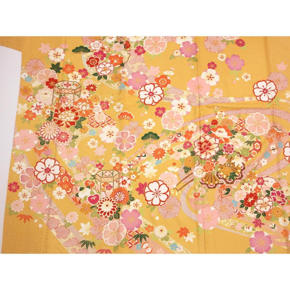 振袖　友禅金彩加工　刺繍入り