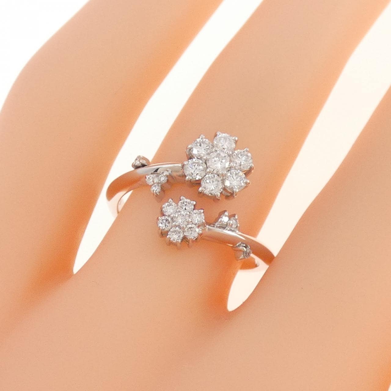 K18WG花朵钻石戒指0.46CT