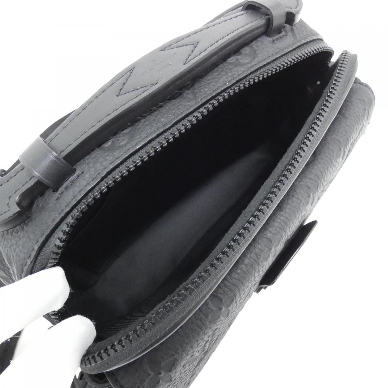 LOUIS VUITTON Taurillon Monogram S Rock Messenger M58489 单肩包