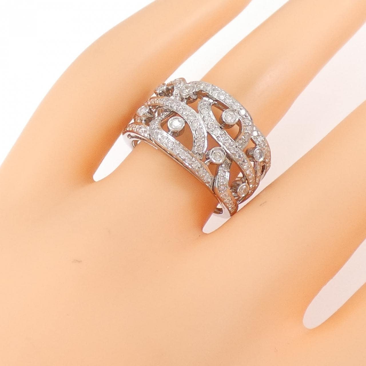 750WG Diamond ring