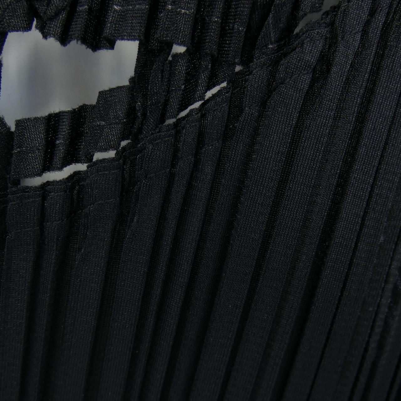 百褶PLEATS PLEASE上衣