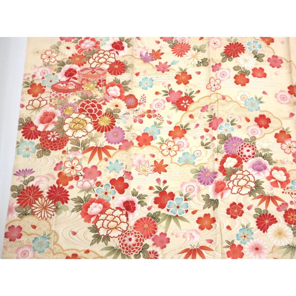 振袖　友禅金彩加工　刺繍入り