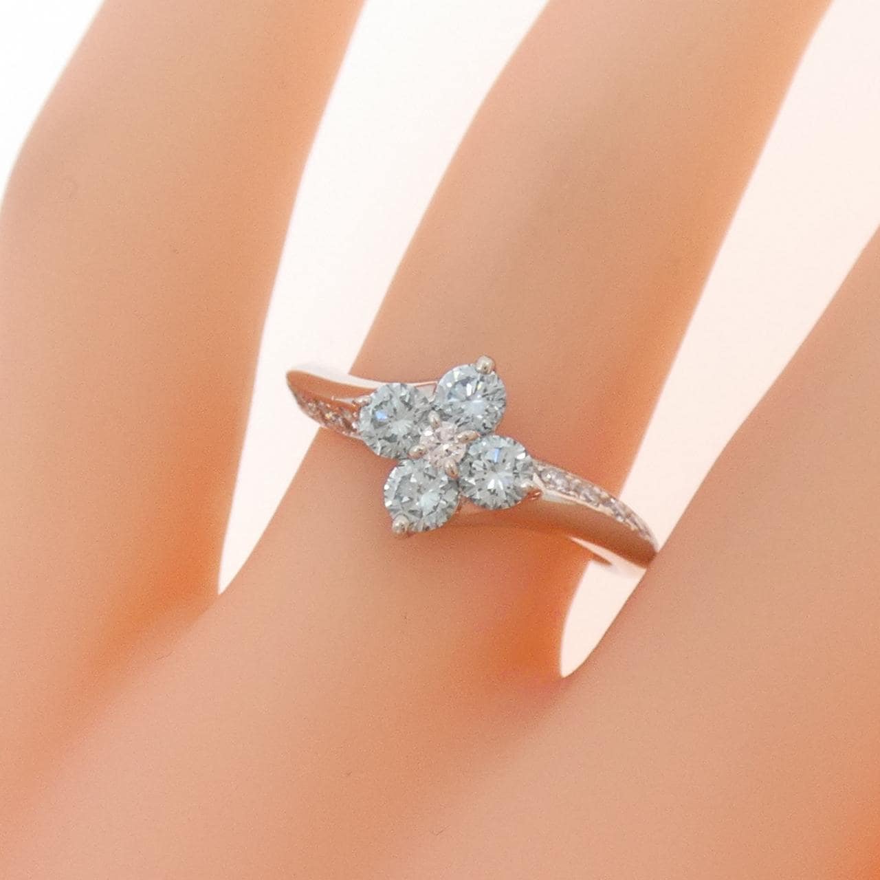 PT900 フラワー ダイヤモンド リング 0.65CT