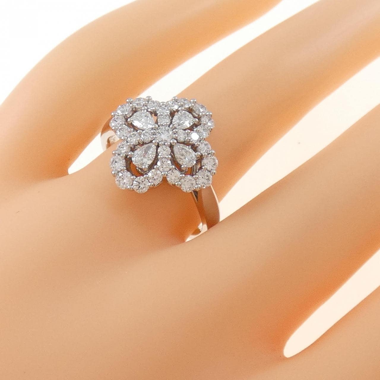 HARRY WINSTON Mini Loop Ring