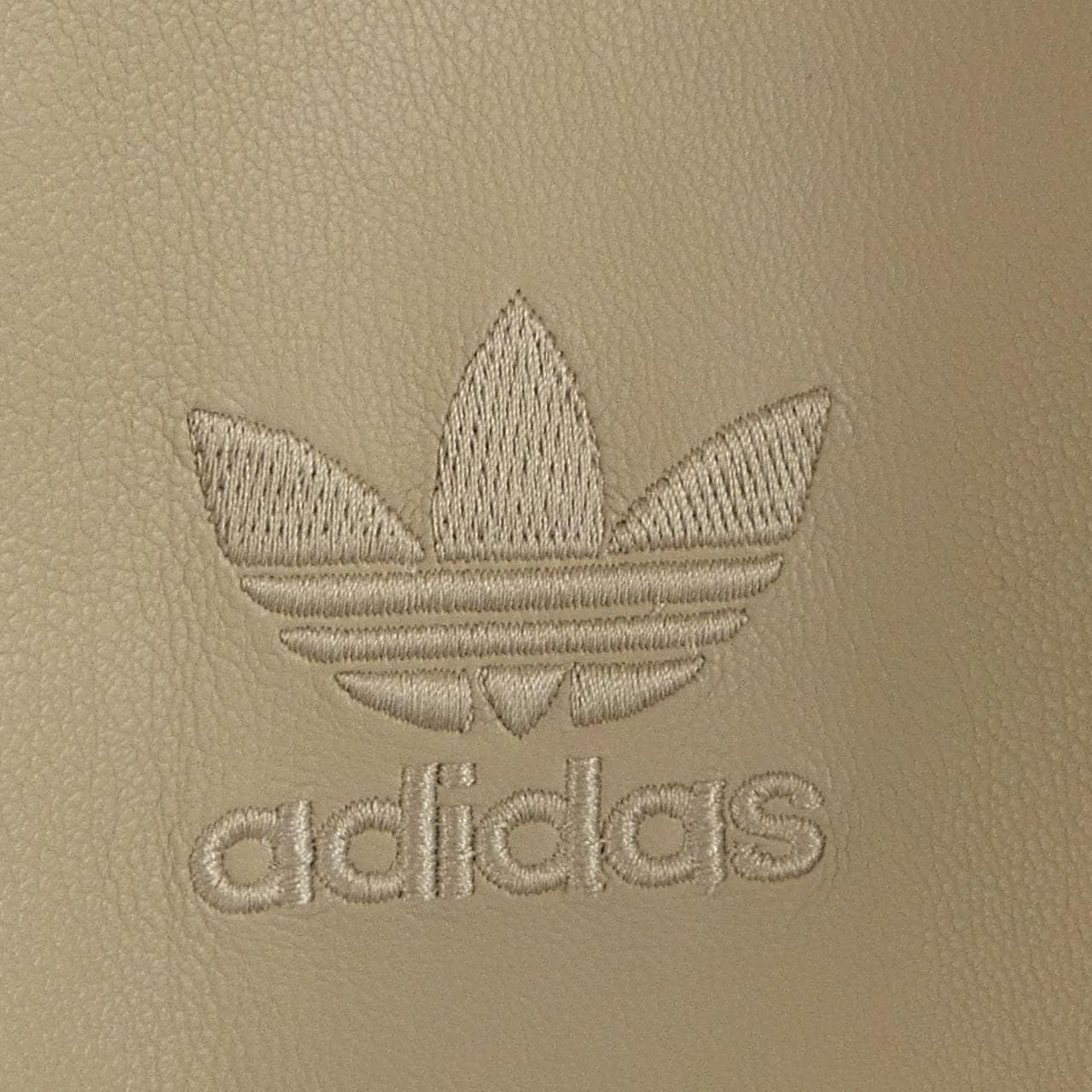 アディダス ADIDAS IZ4036 ブルゾン