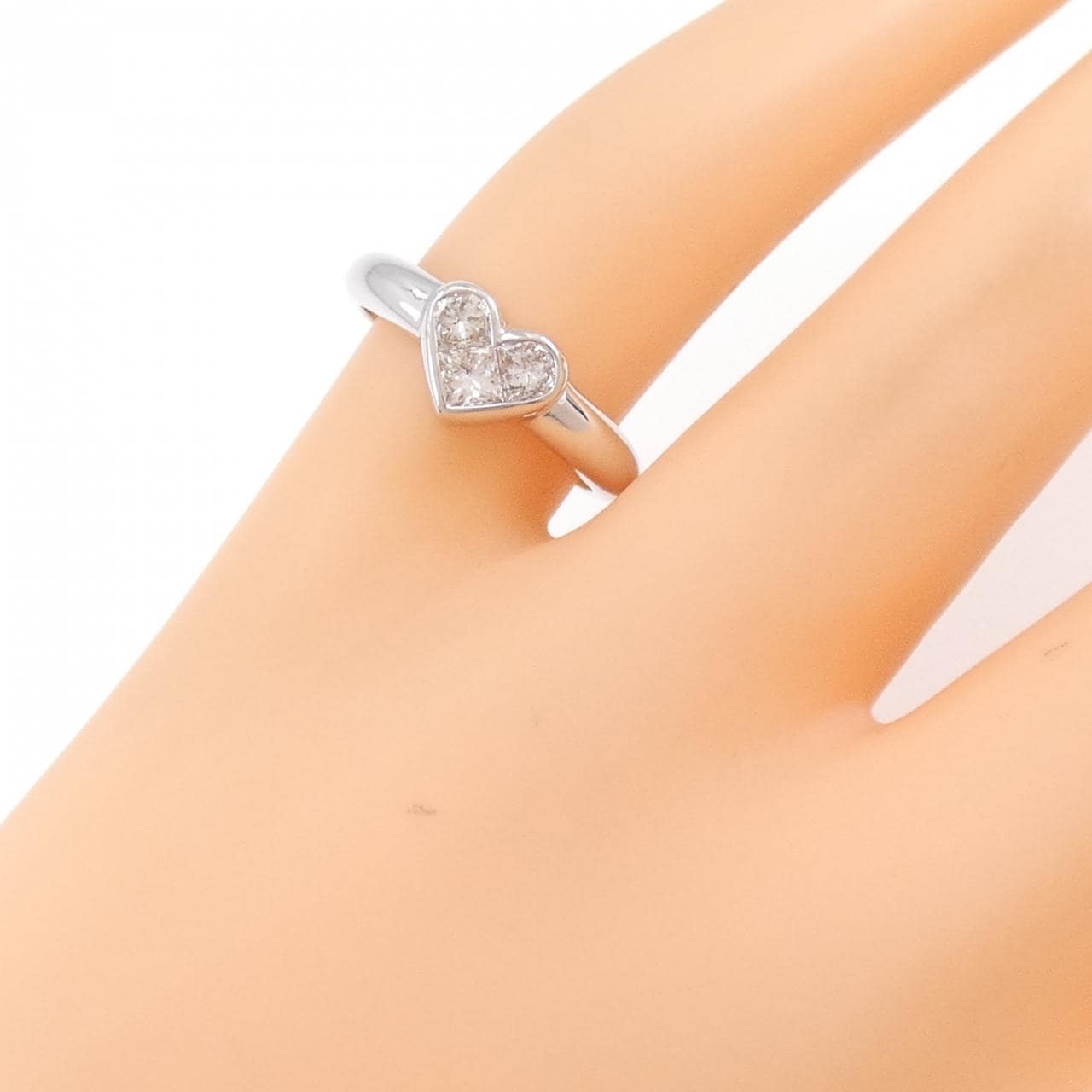750WG heart Diamond ring