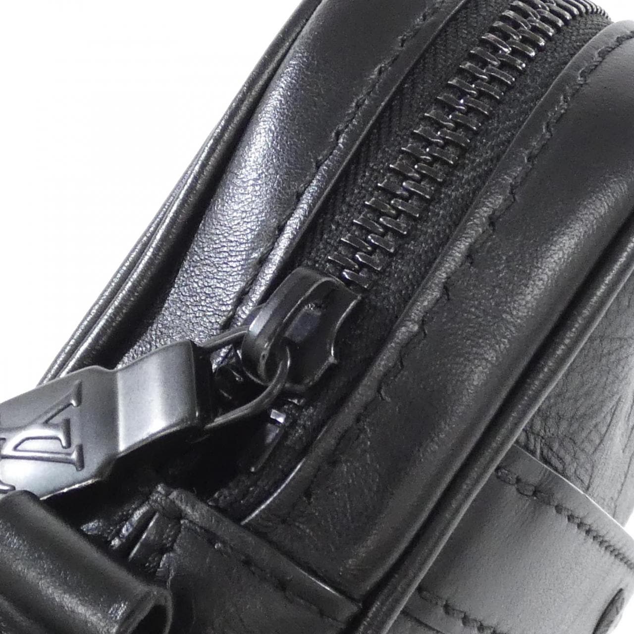 LOUIS VUITTON Monogram Shadow Danube NM PM M44972 单肩包