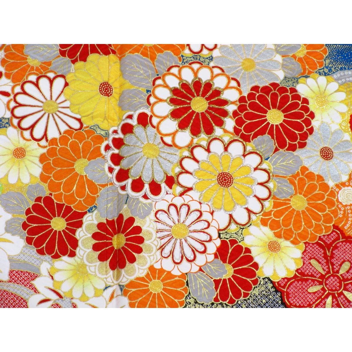 振袖　友禅金彩加工　刺繍入り