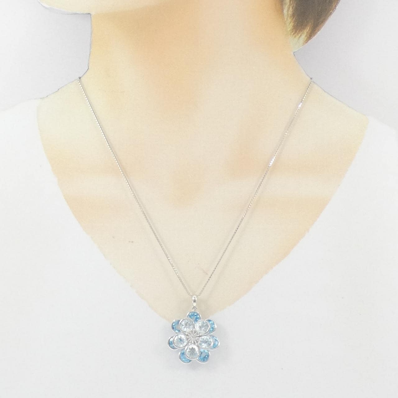 K18WG 花朵蓝托帕石项链 12.50克拉