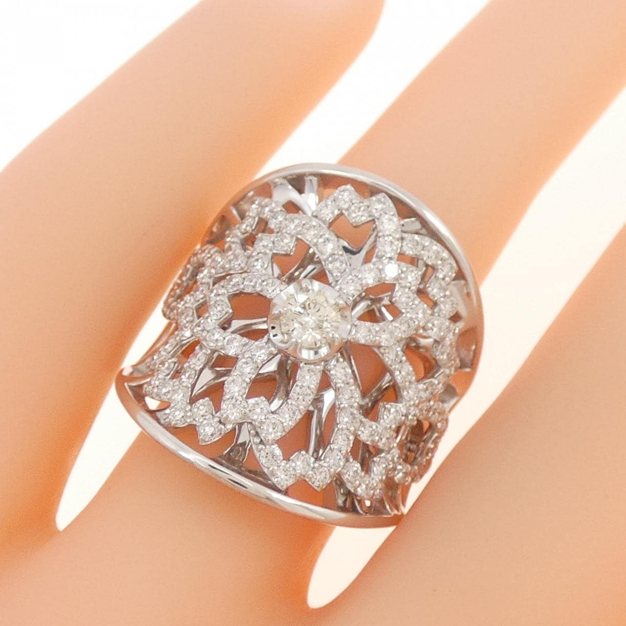 K18WG フラワー ダイヤモンド リング 0.186CT