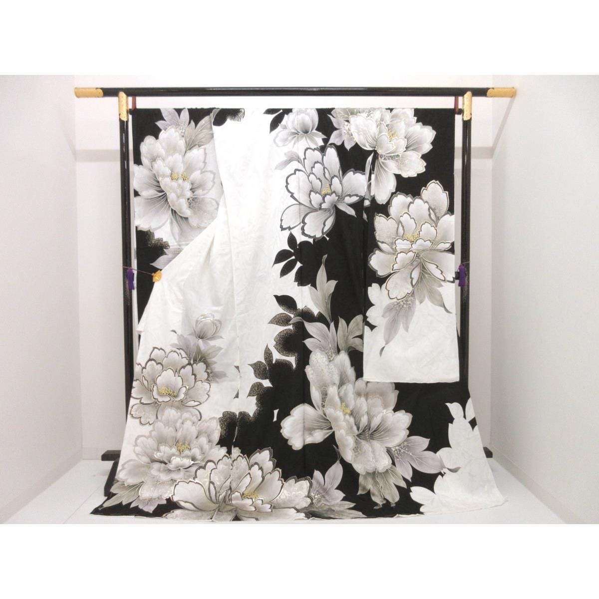 【未使用品】仮縫い　振袖　友禅金彩加工　刺繍入り