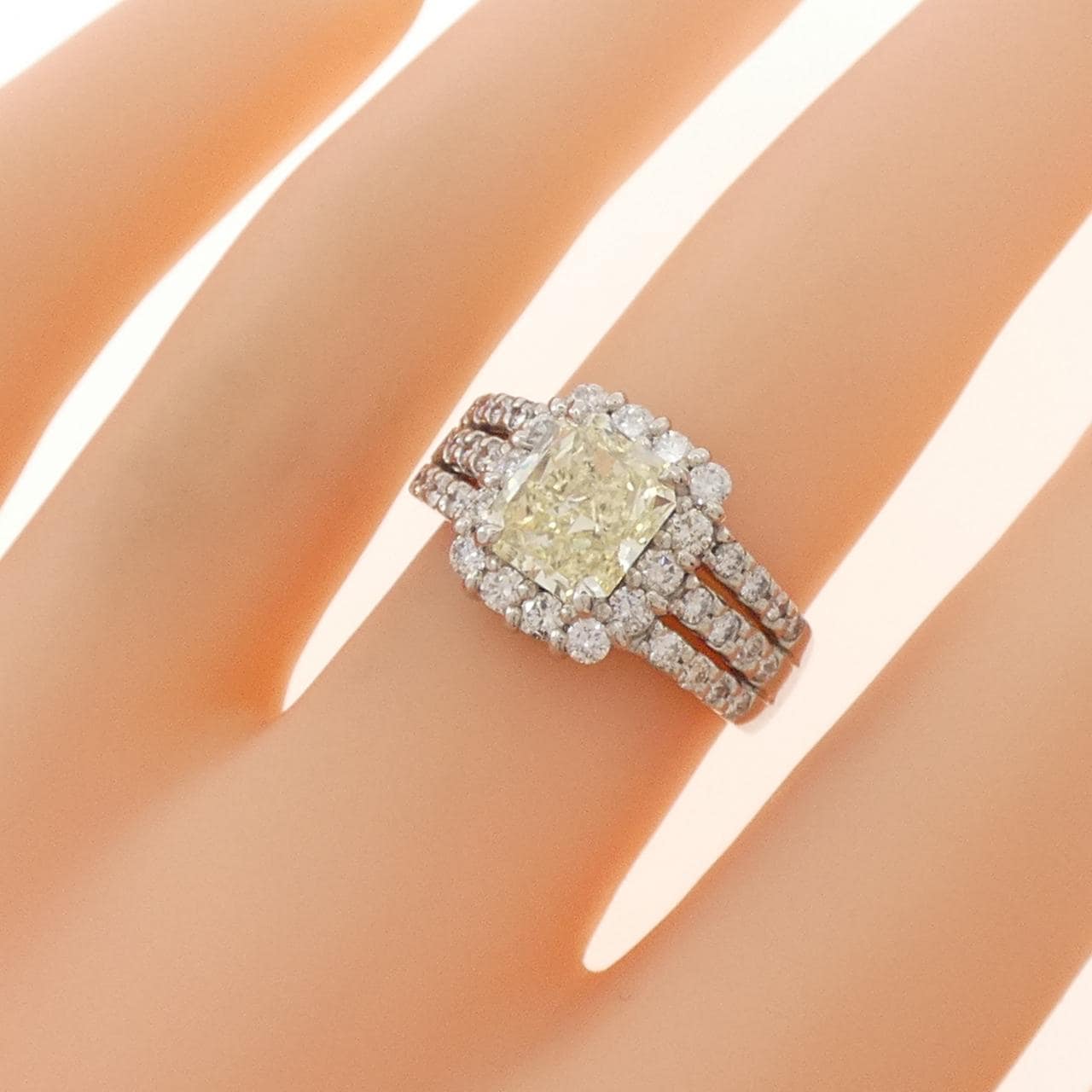 PT900 ダイヤモンド リング 2.028CT LY I1 ファンシーカット