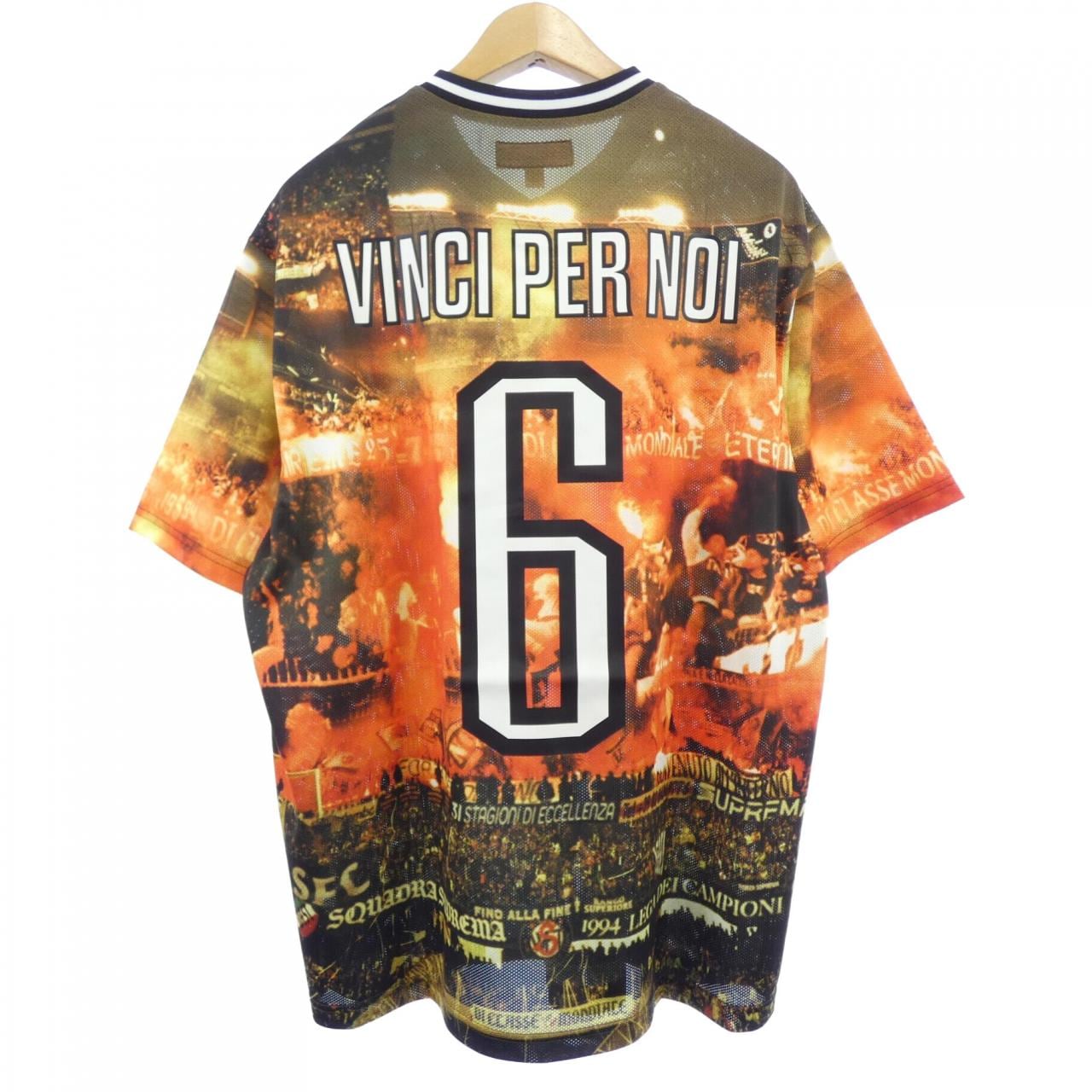 シュプリーム SUPREME Vinci Per Noi Soccer Jers トップス