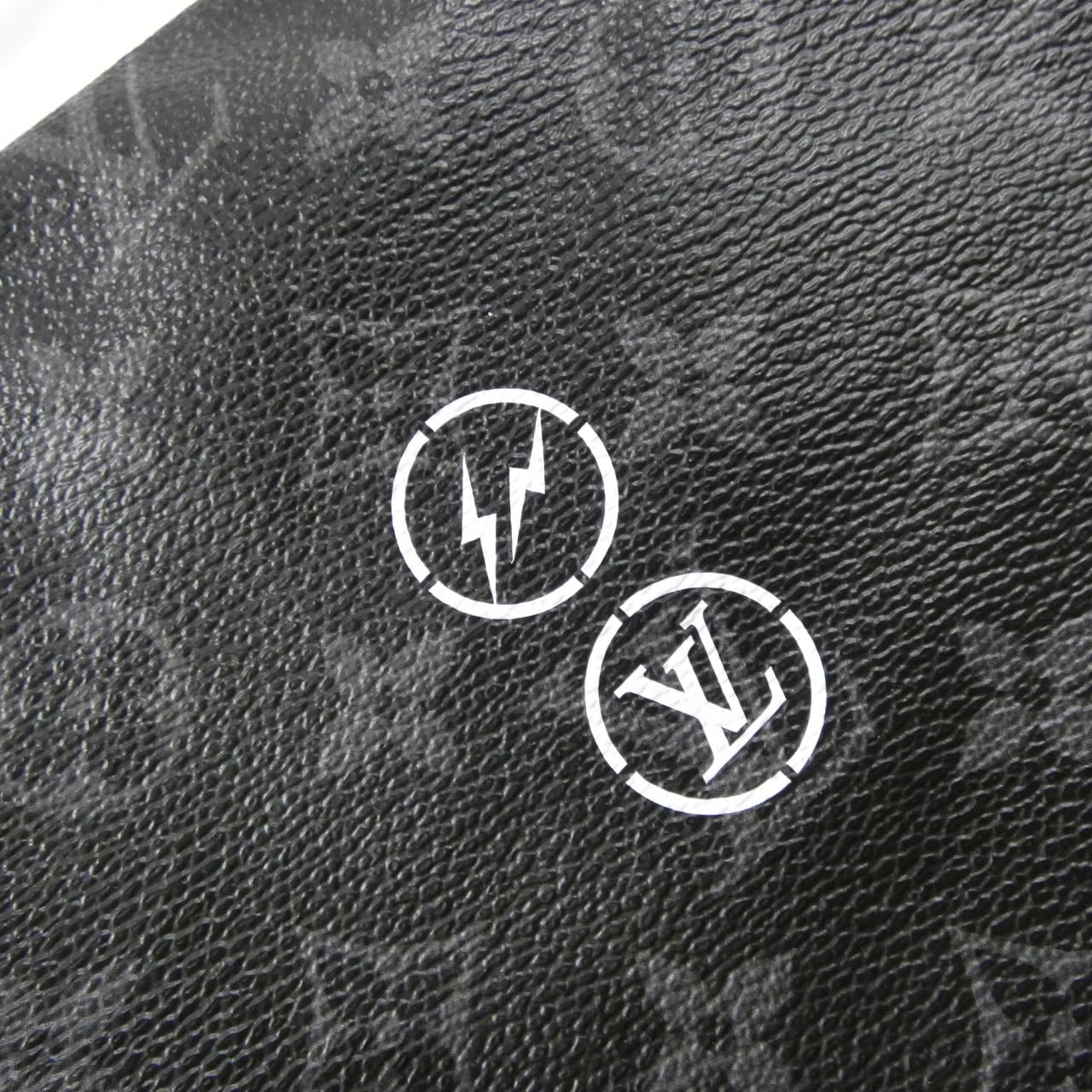 LOUIS VUITTON Monogram Eclipse Hippo Light M43417 包