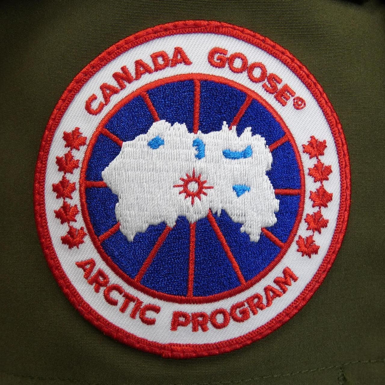 加拿大鹅CANADA GOOSE羽绒服