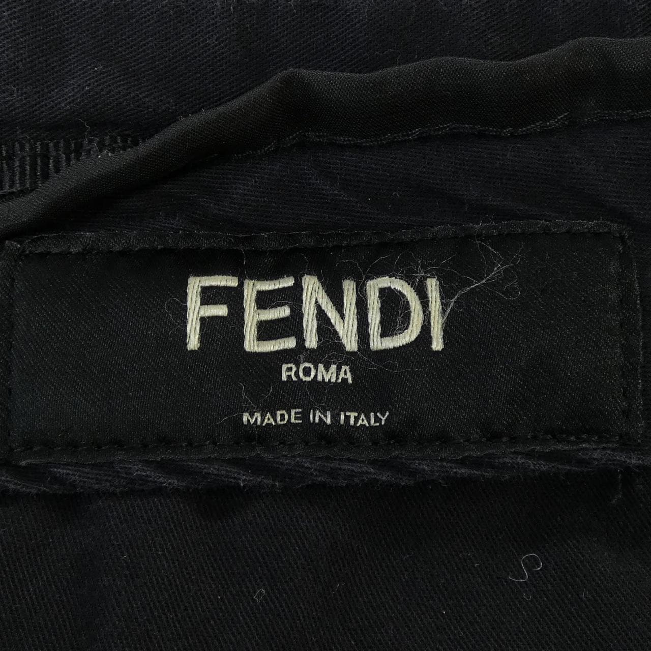 フェンディ FENDI FB0521 A6WJ ショートパンツ