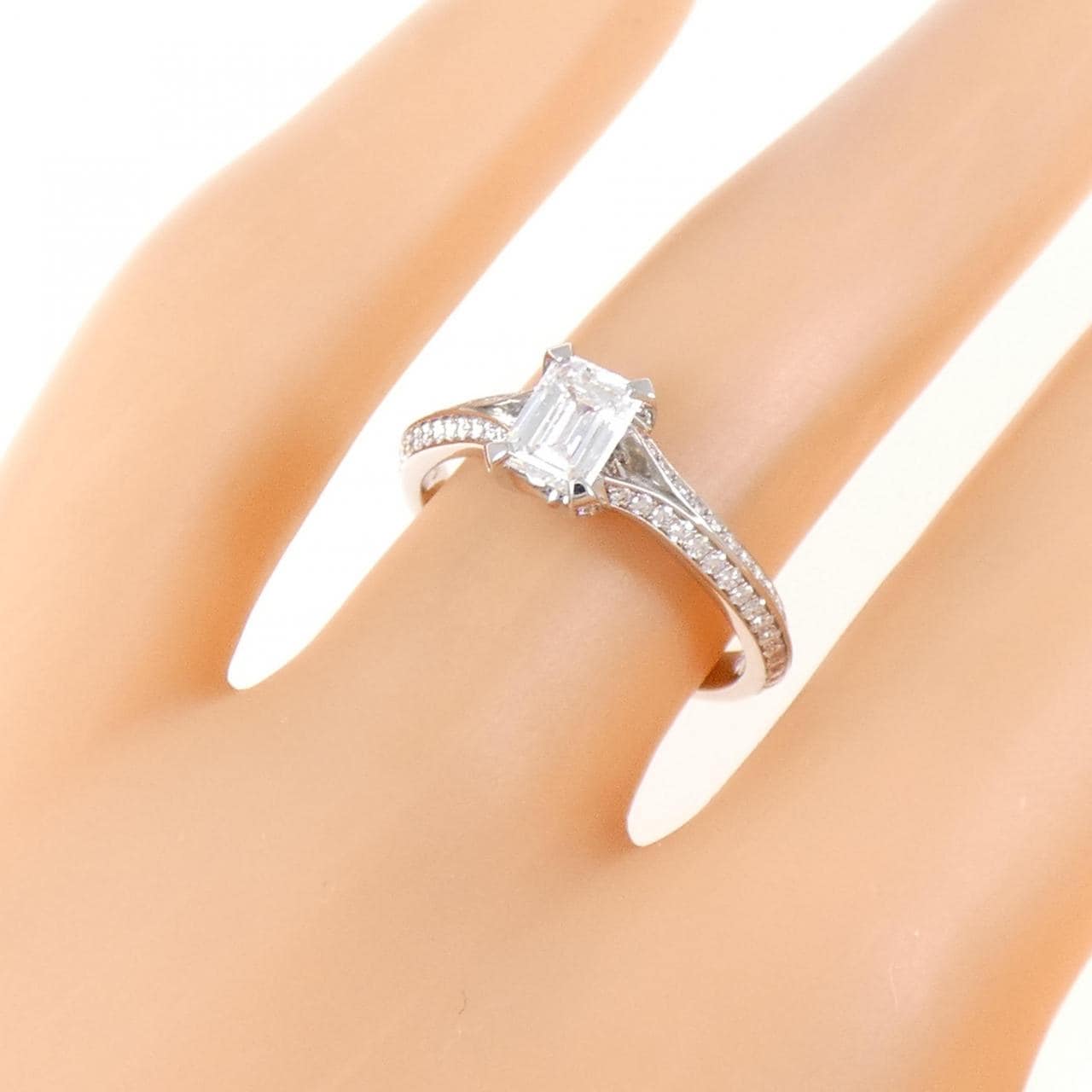 グラフ レガシー リング 0.50CT F VVS2 エメラルドカット