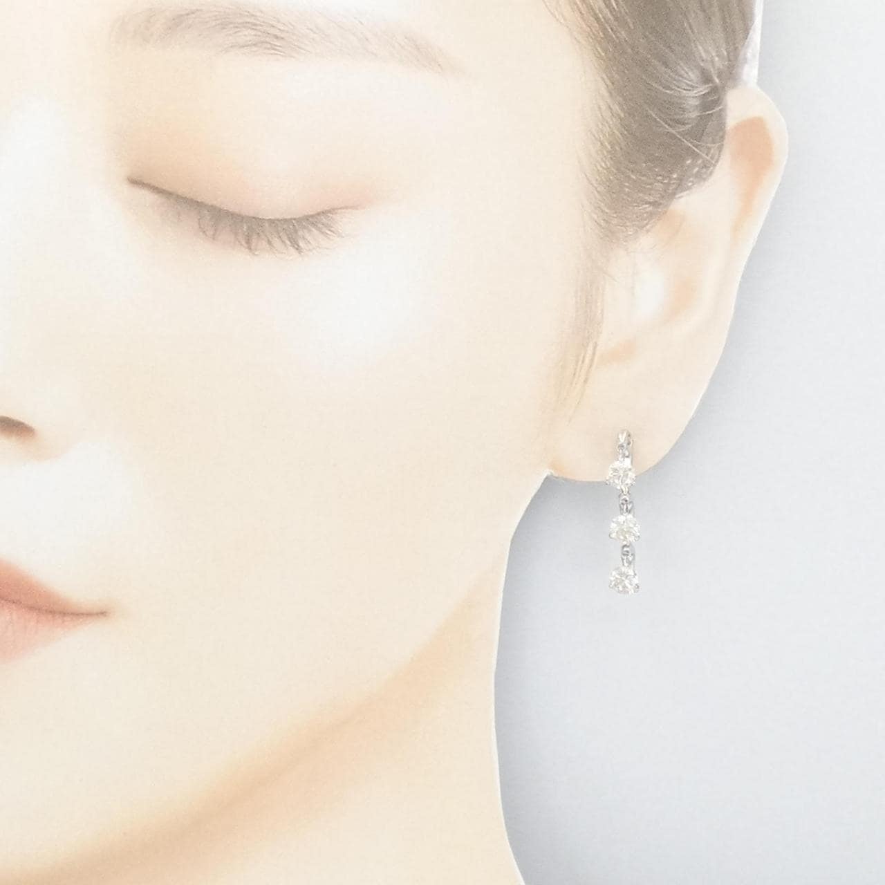 K18WG スリーストーン ダイヤモンド ピアス 2.29CT