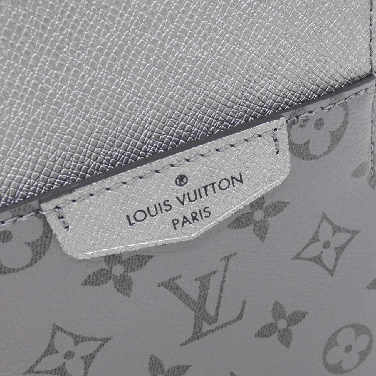 LOUIS VUITTON Taiga Rama 户外单肩包 M30833 单肩包