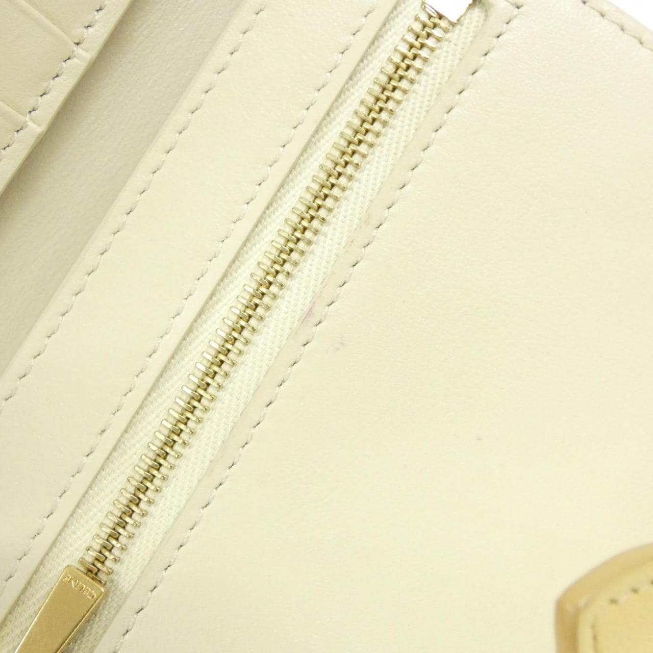 セリーヌ ミディアム ストラップ 10B643BRU 財布