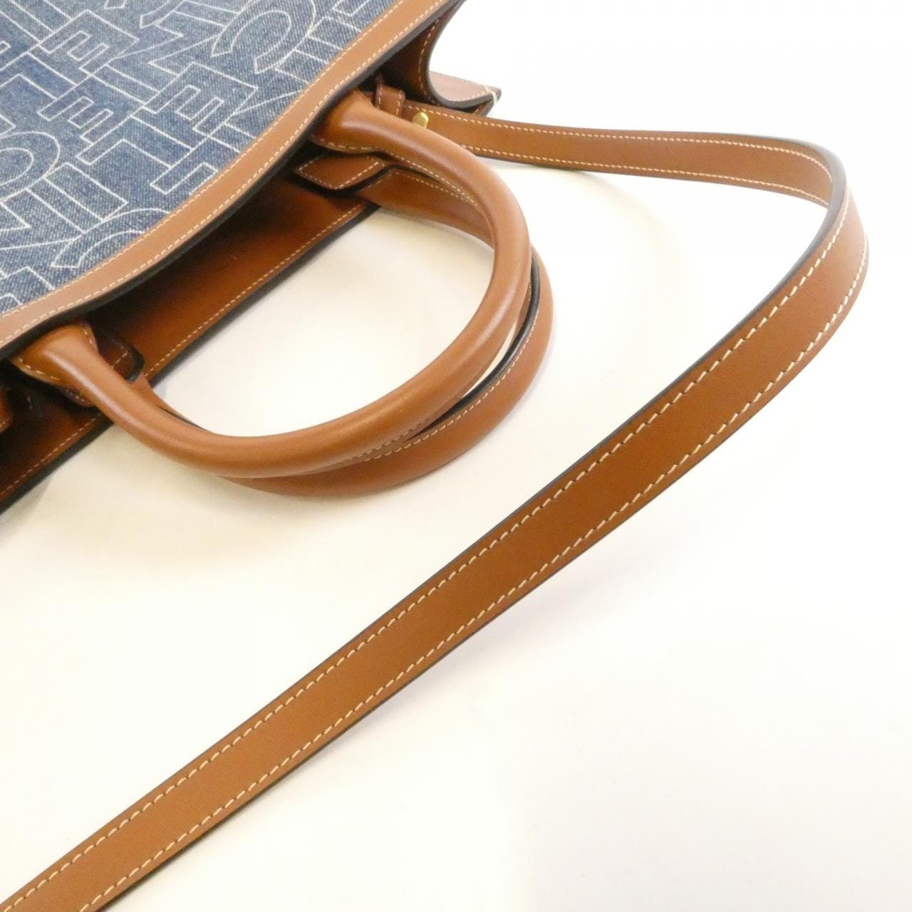 セリーヌ スモール バーティカル カバ 192082ERM バッグ