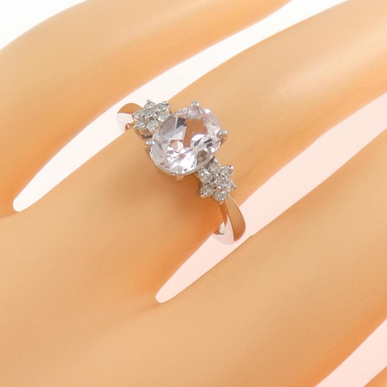 K18WG フラワー ベリル リング 1.00CT