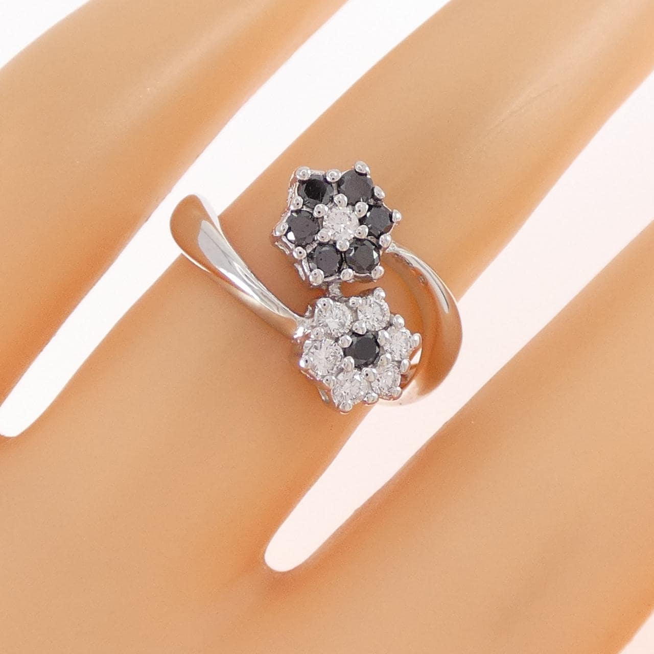 750WG フラワー ダイヤモンド リング
