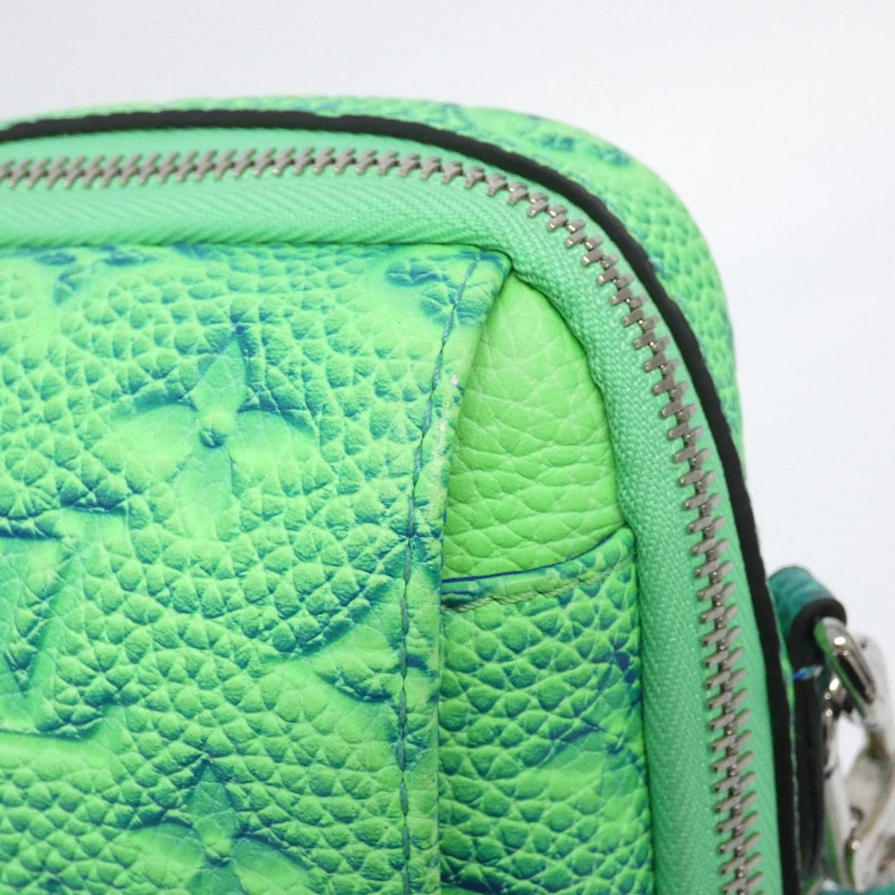 ルイヴィトン トリヨン イリュージョン ダブル フォン ポーチ M81223 ショルダーバッグ