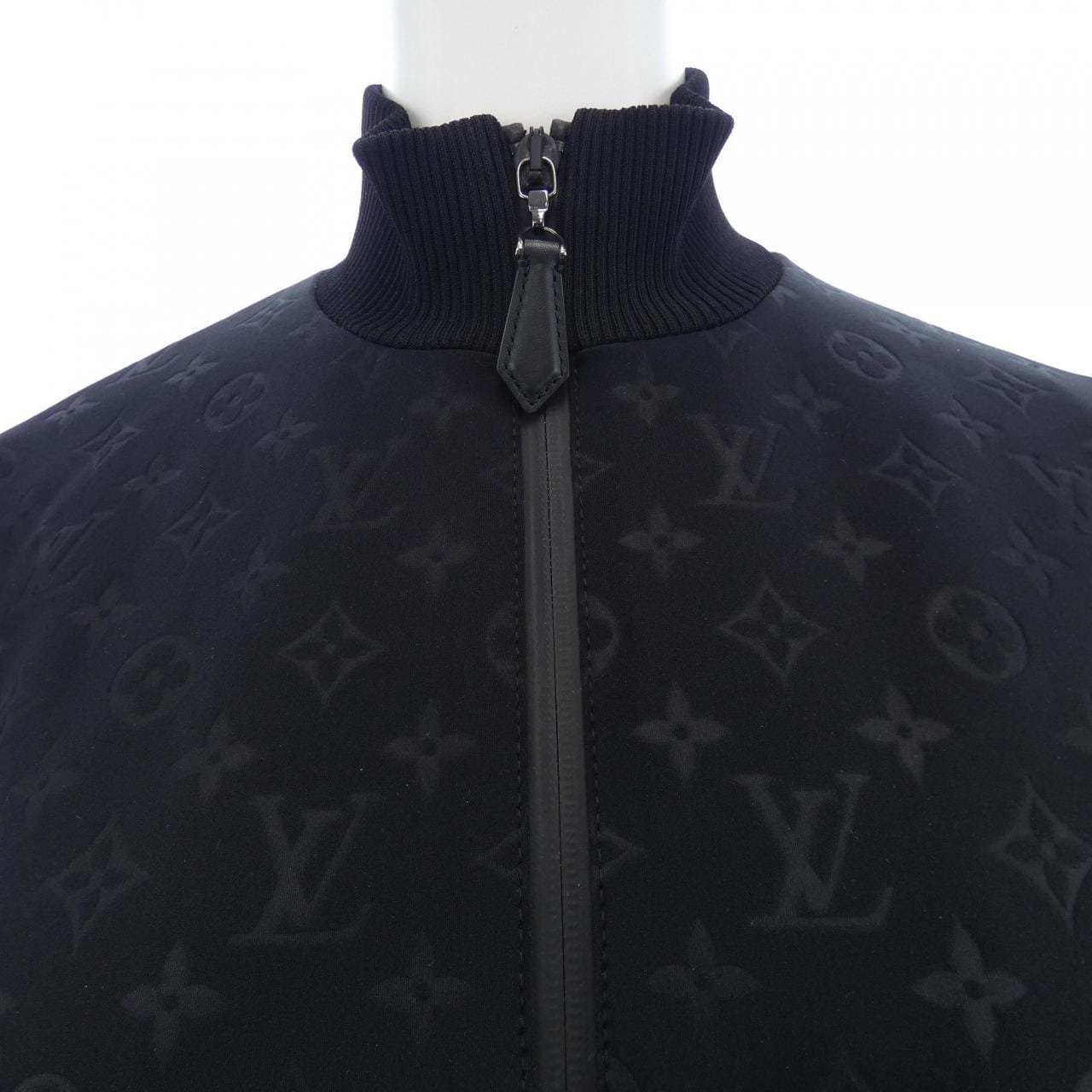 ルイヴィトン LOUIS VUITTON エンボスモノグラム FMJA26D97 ブルゾン