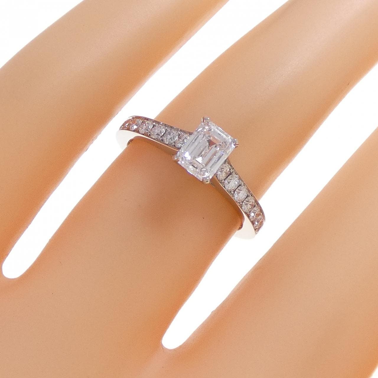 グラフ フレーム エメラルドカット リング 0.57CT (D VS1)