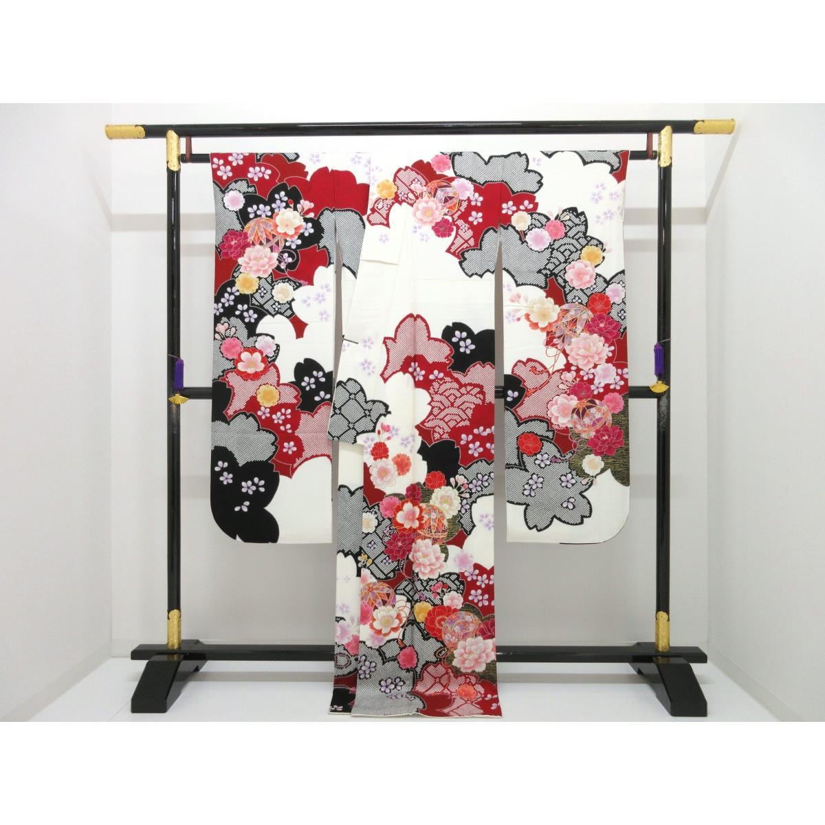 振袖　友禅金彩加工　刺繍入り