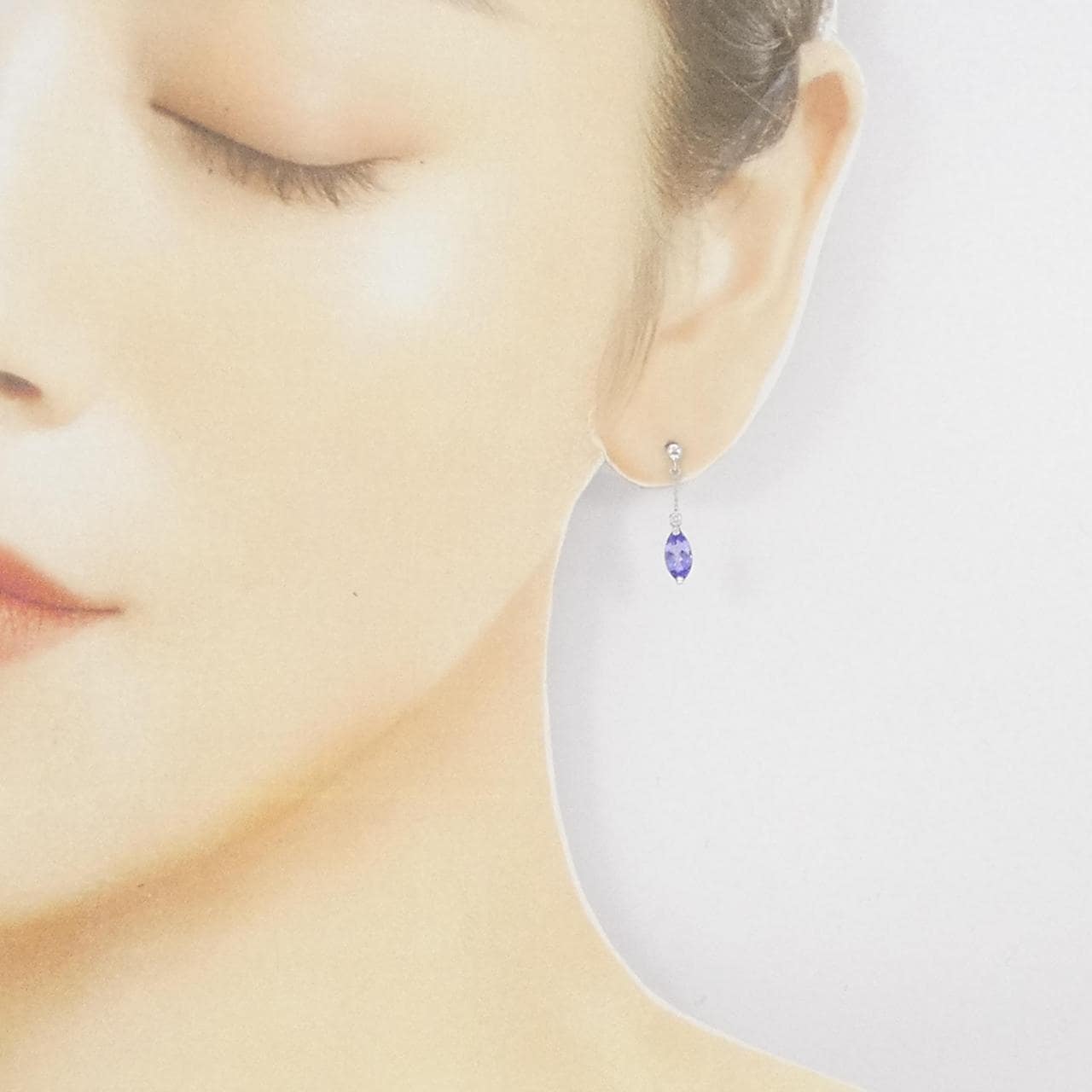 K18WG Tanzanite Earrings 1.00CT