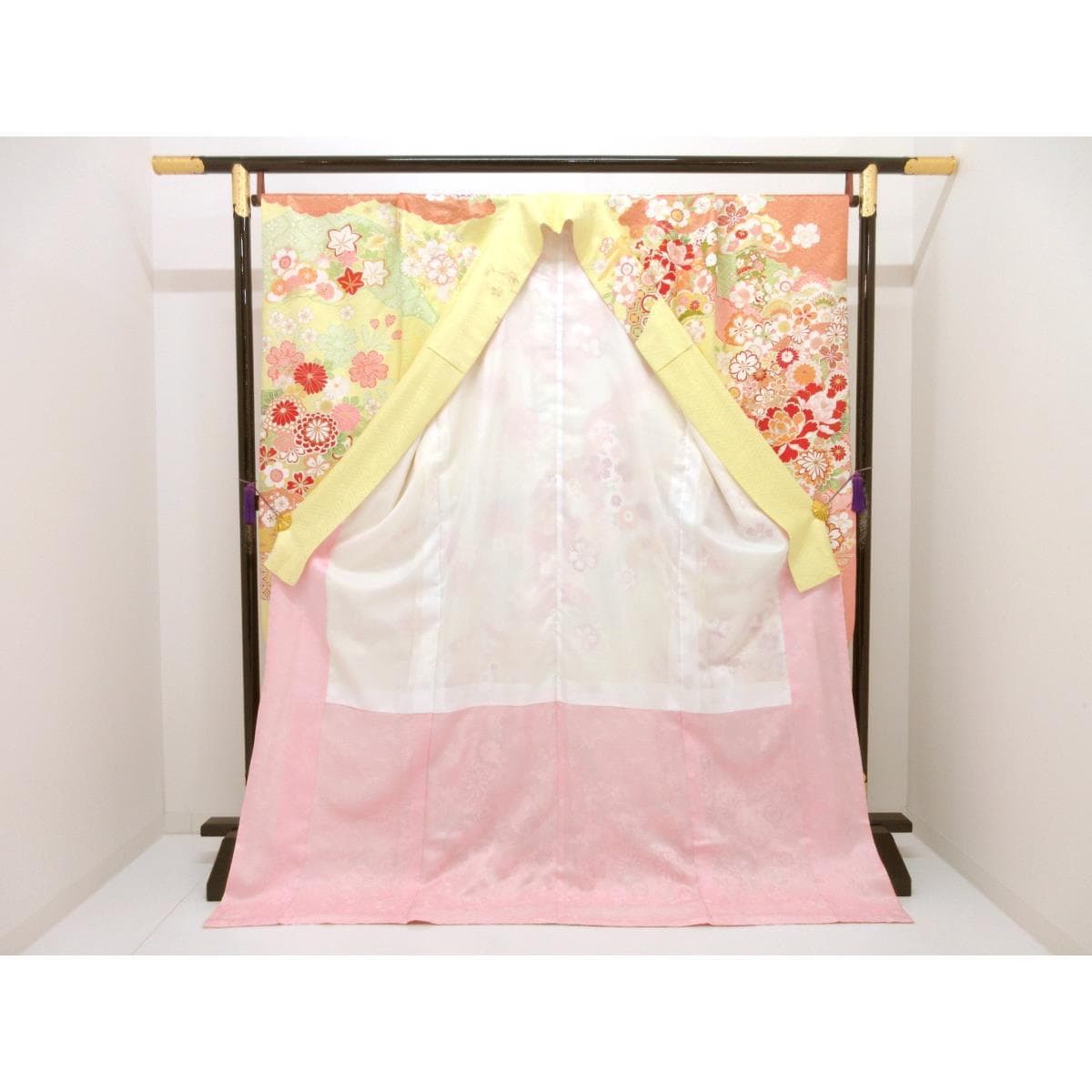 振袖　友禅金彩加工　刺繍入り　身幅Ｌ寸