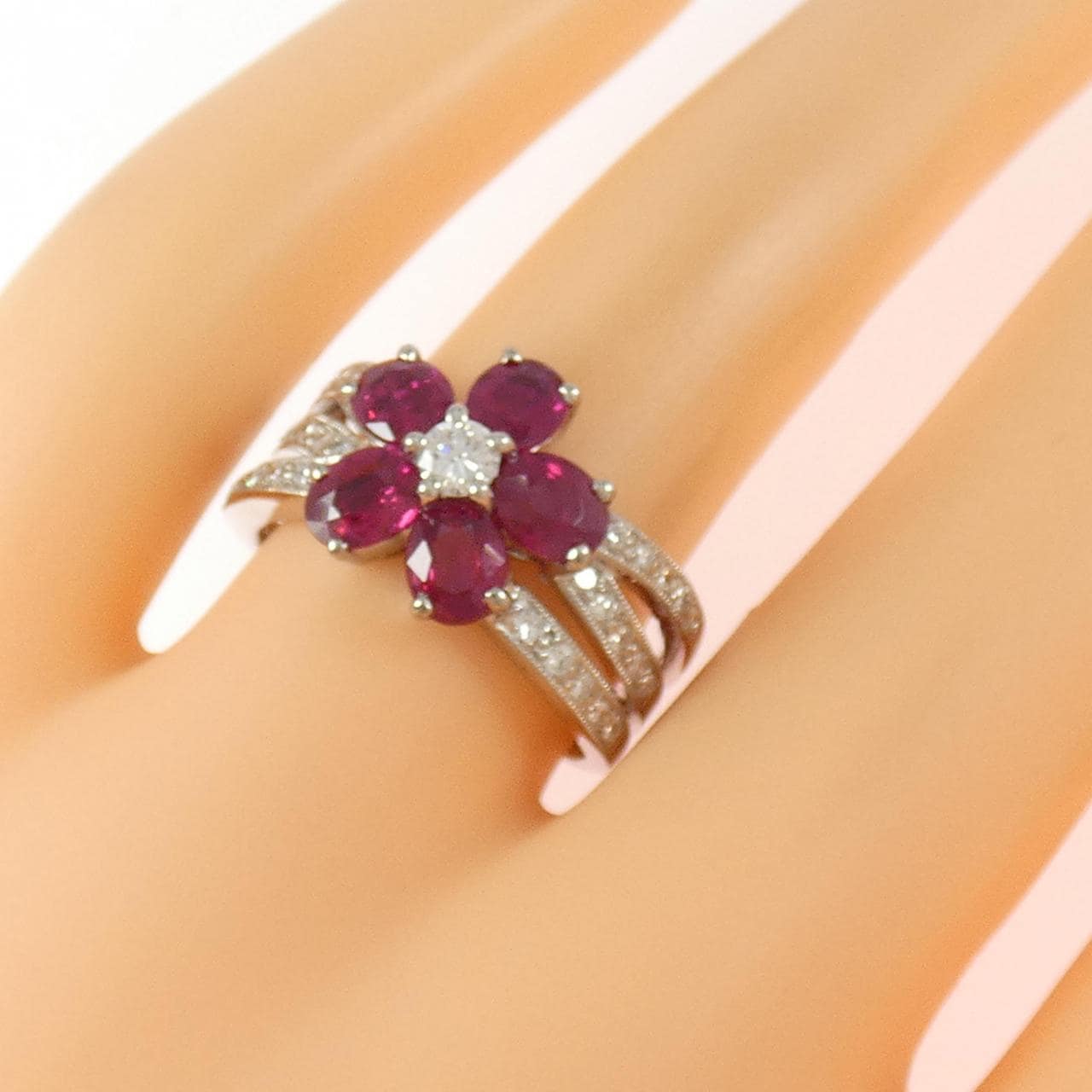 K18WG フラワー ルビー リング 2.05CT