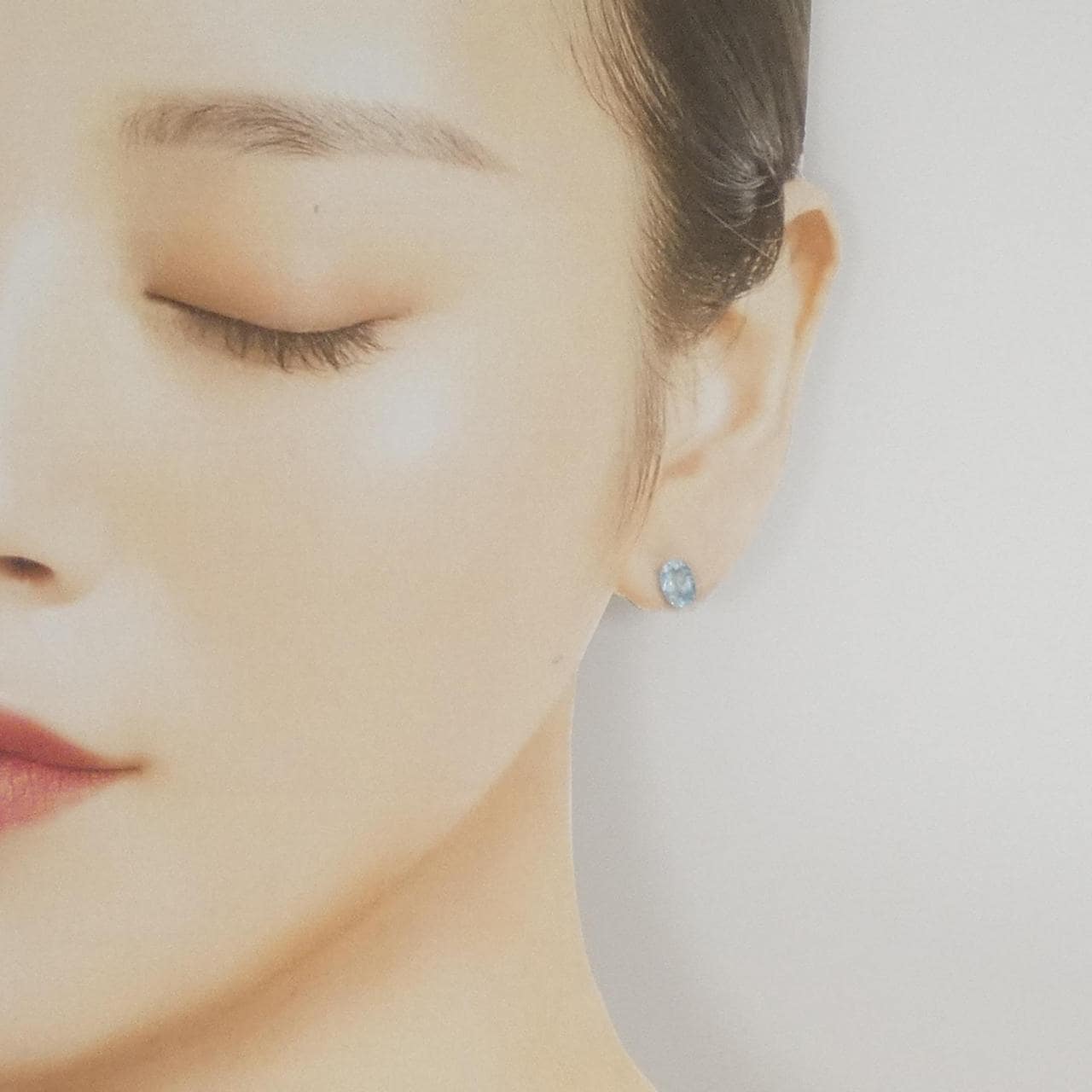 K18WG ブルートパーズ ピアス 2.00CT