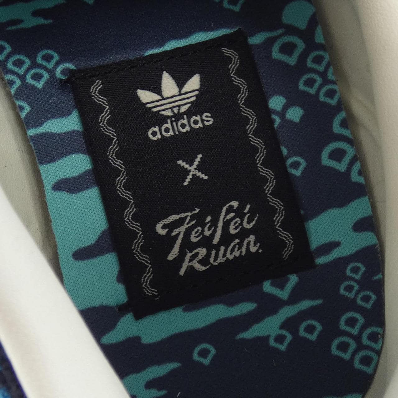 アディダス ADIDAS ID1142 スニーカー