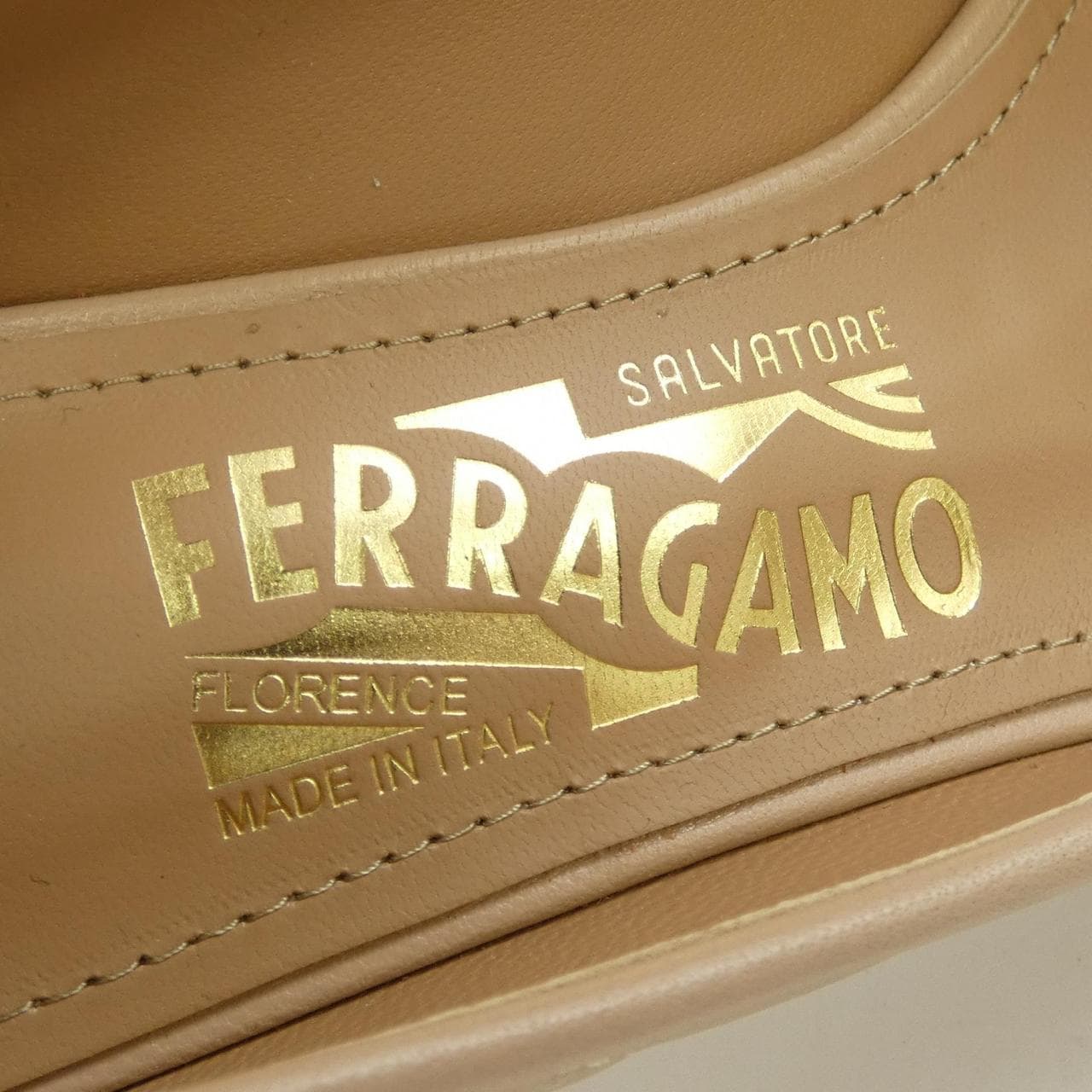 サルヴァトーレフェラガモ SALVATORE FERRAGAMO VARA Q パンプス