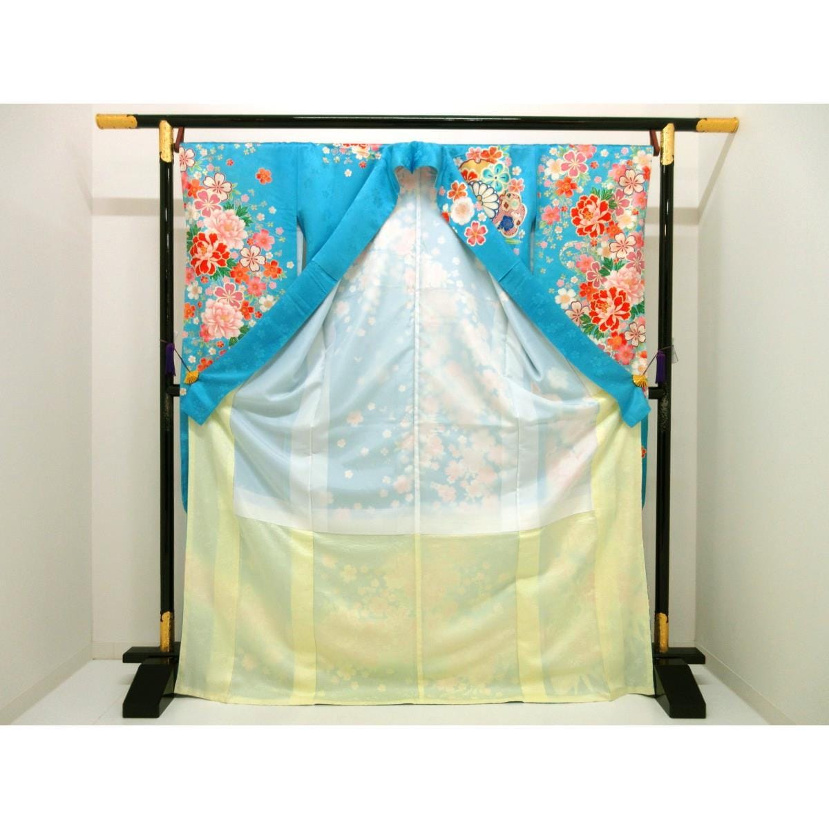 [Unused items] Kimono with Yuzen gold leaf finish and embroidered gradation dyeing