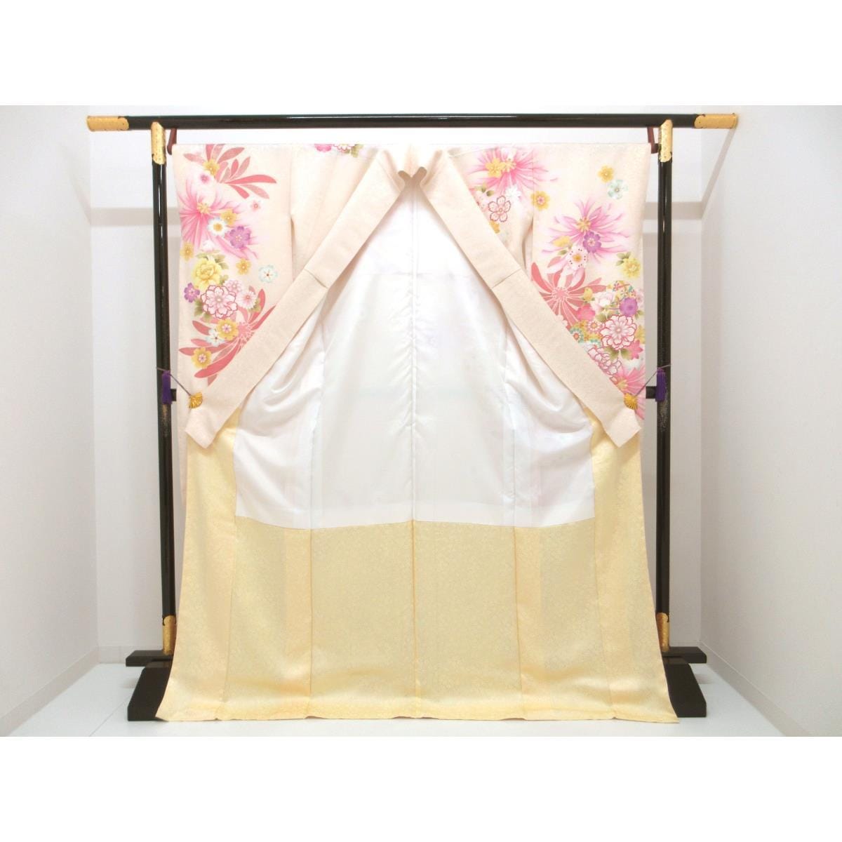【未使用品】振袖　友禅金彩加工　刺繍入り