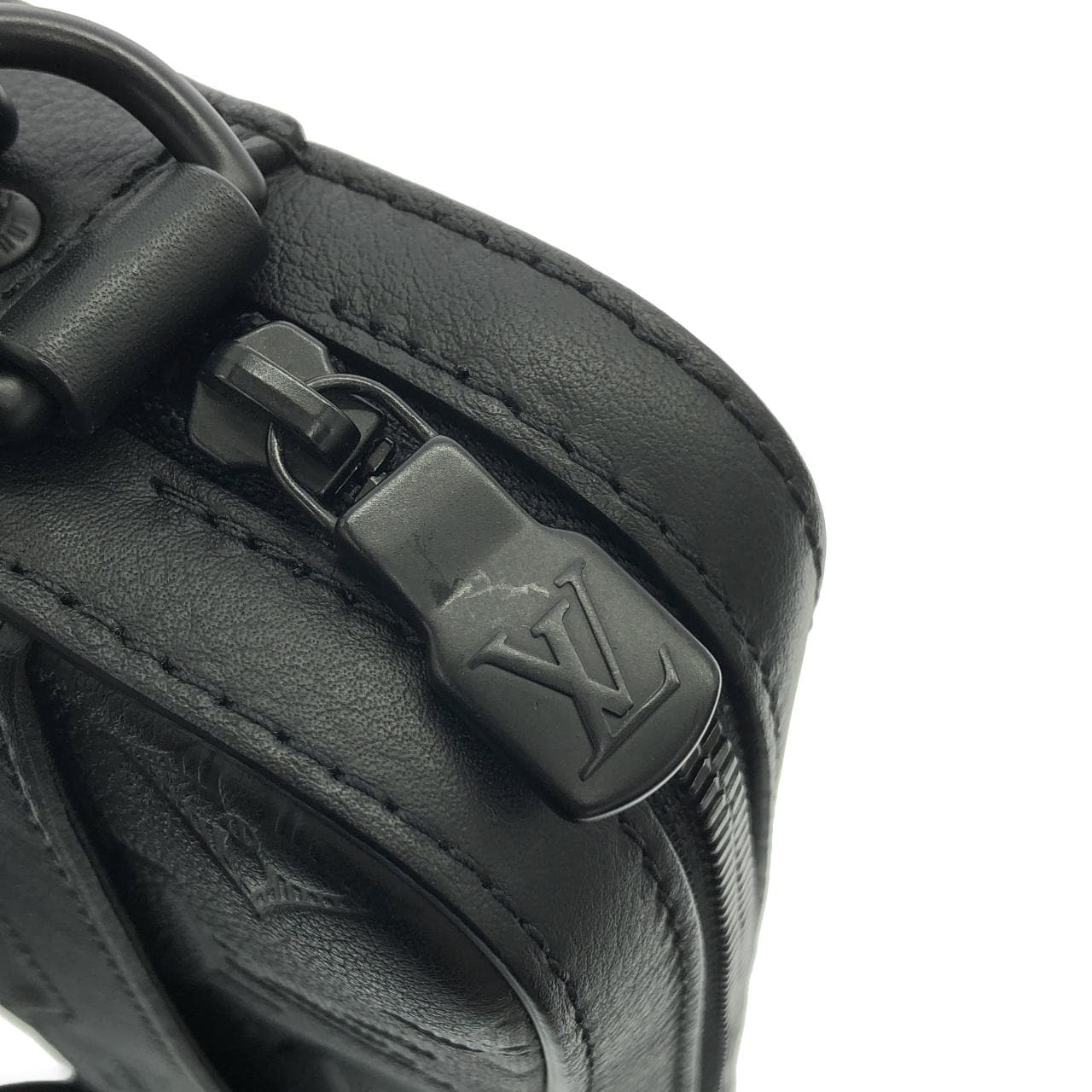 ルイヴィトン モノグラム シャドウ トリオ メッセンジャー M46602 ショルダーバッグ