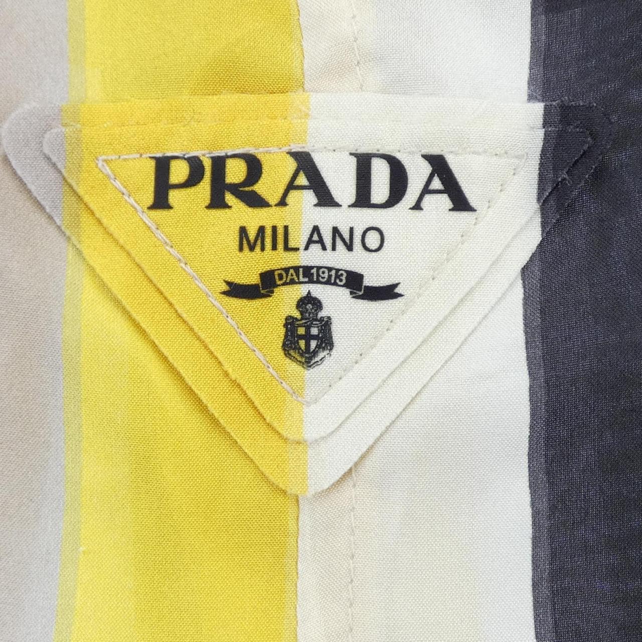 プラダ PRADA トライアングルロゴ P225G S221 103R ショートパンツ