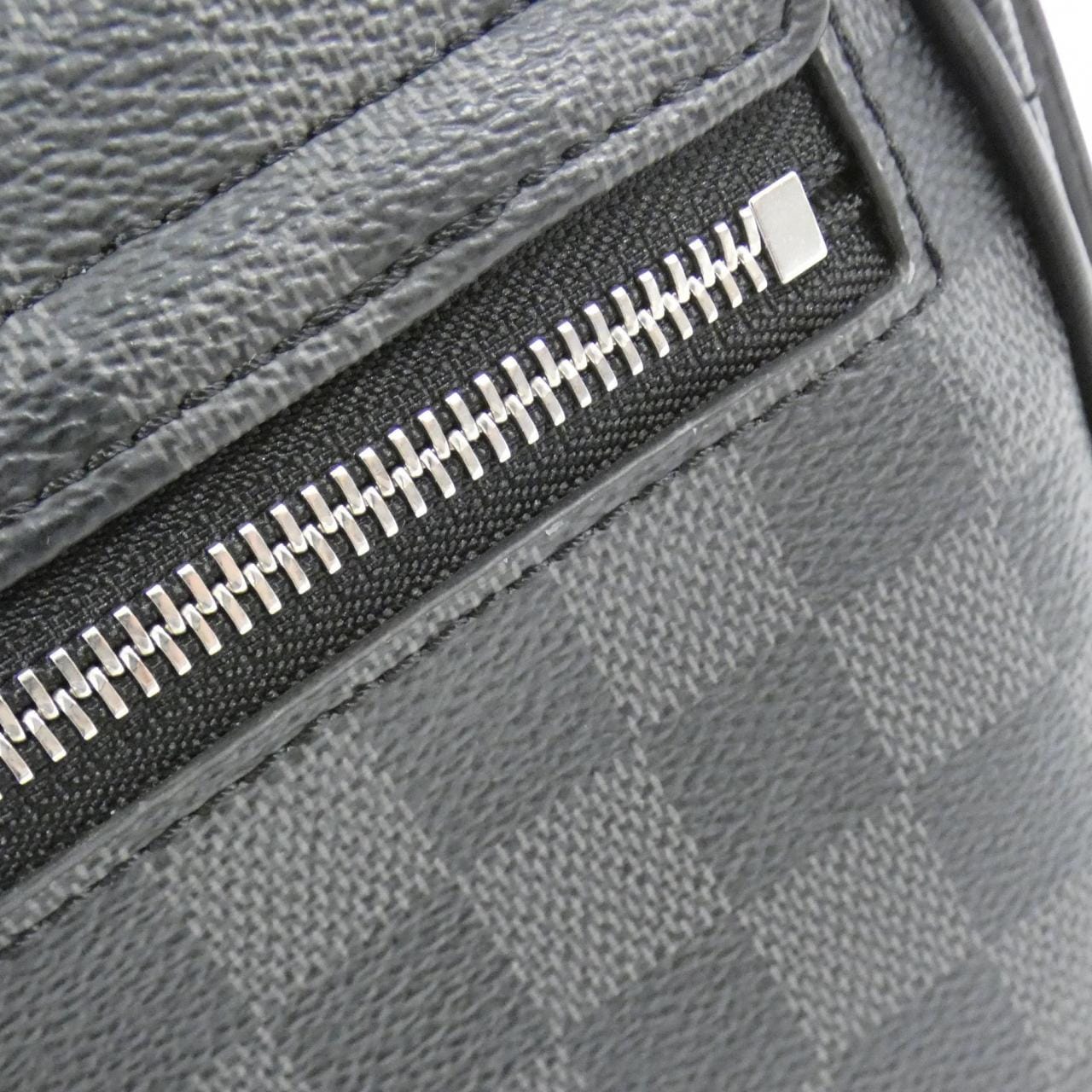 LOUIS VUITTON Damier Graphite District PM N42710 單肩包