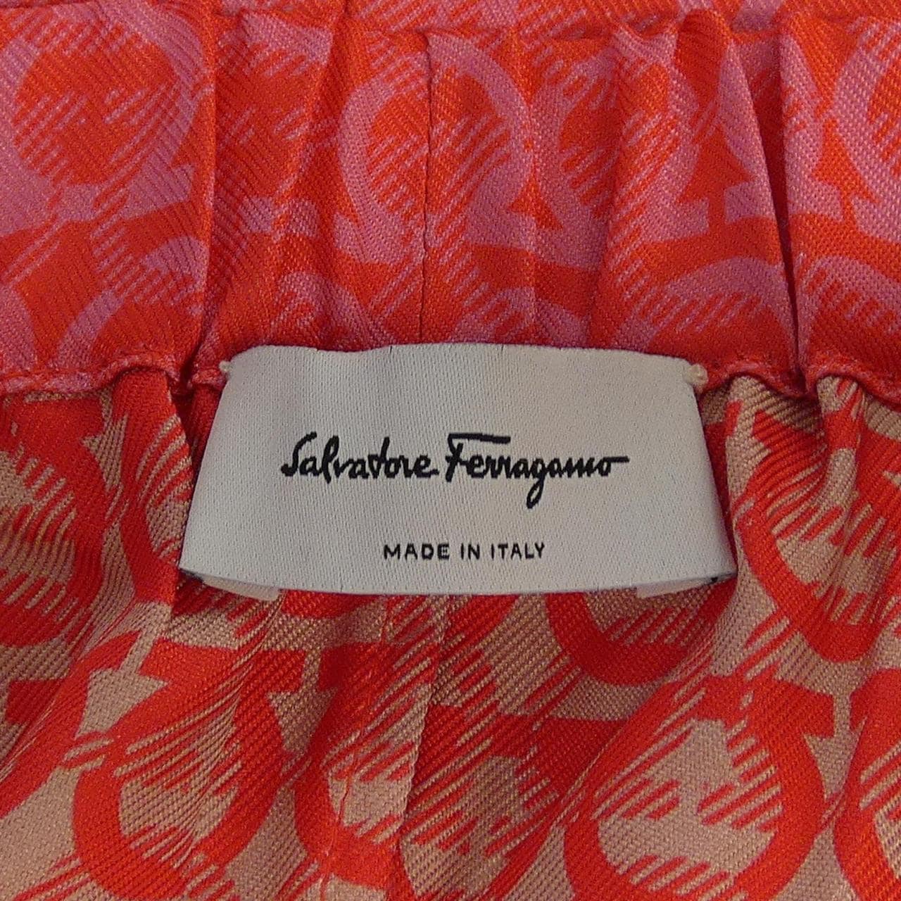 サルヴァトーレフェラガモ SALVATORE FERRAGAMO 13 9378 ショートパンツ