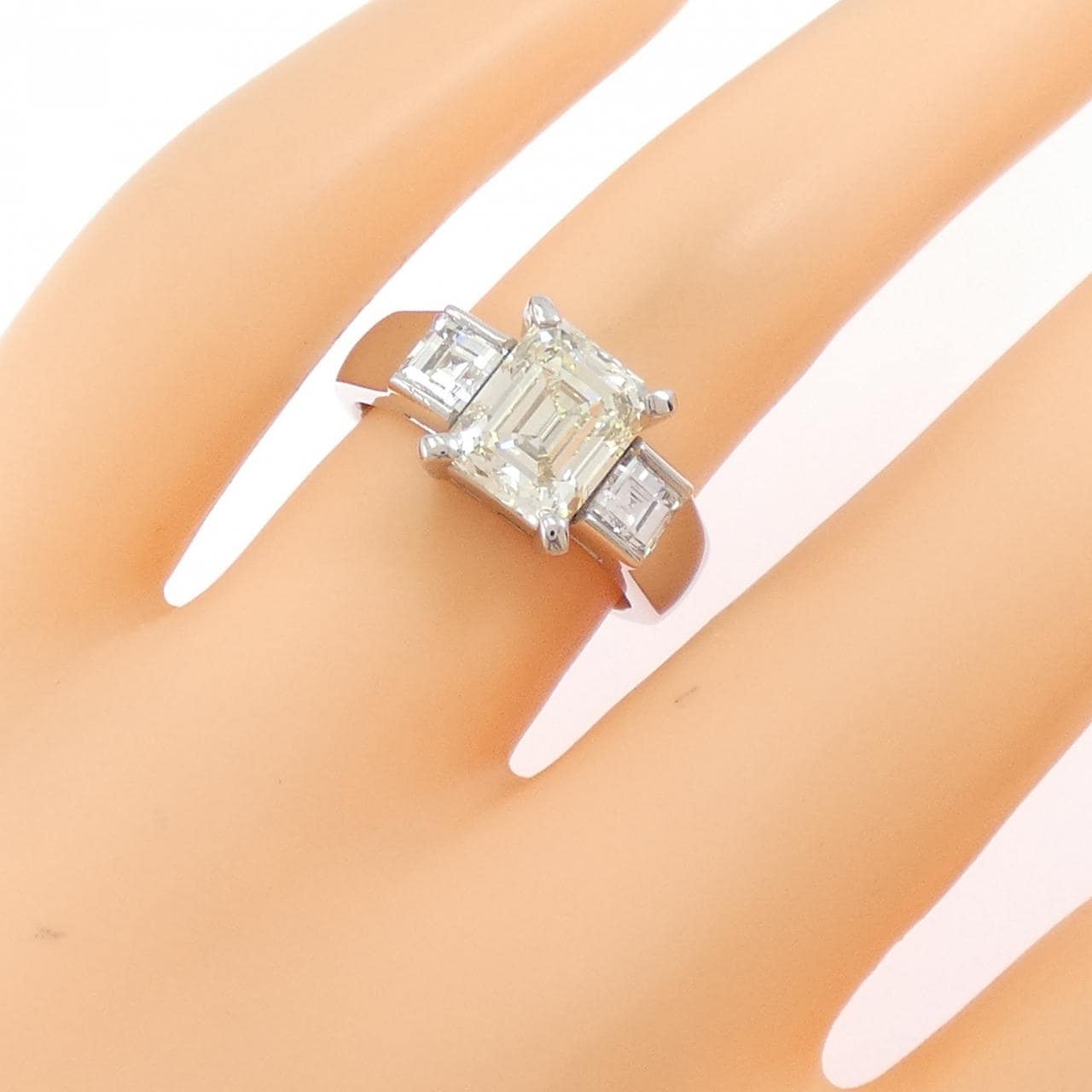 PT900 ダイヤモンド リング 2.238CT VLY VVS2 エメラルドカット